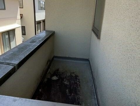 広島市安佐南区H様邸 施工前 汚れが目立つベランダの床と笠木