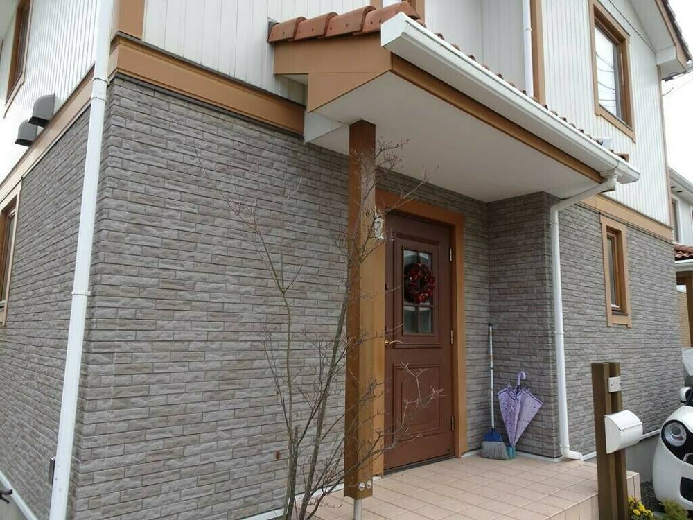 広島市安佐南区山本新町I様邸 施工前 玄関まわりの1階の石積み調サイディング