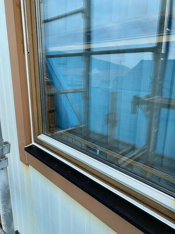 広島市安佐南区山本新町I様邸 打ち替えが完了した窓まわりのシーリング