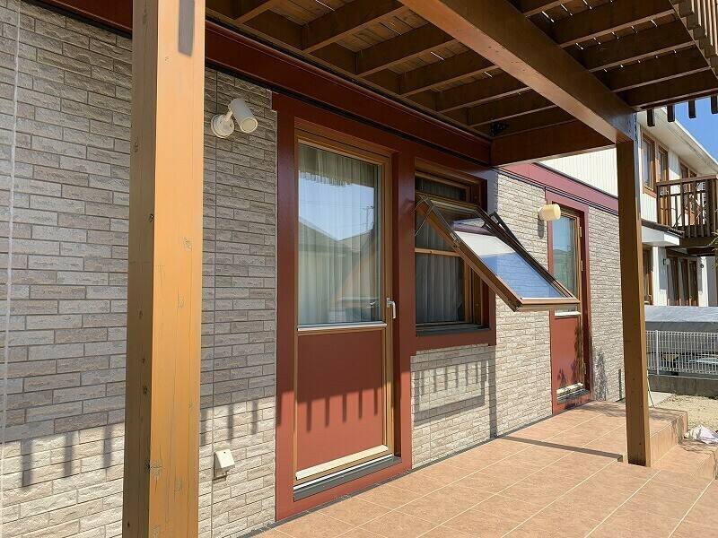 広島市安佐南区山本新町I様邸 木材保護塗料で塗った裏庭側のはね出しの木製サッシ