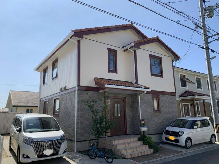 広島市安佐南区山本新町I様邸 スウェーデンハウスの外壁塗装工事後の外観全体(赤みのある色に塗り替えたモール)