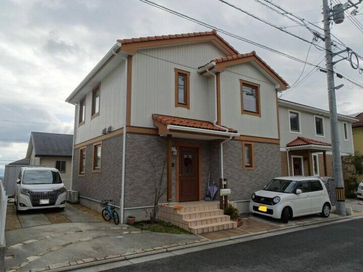 広島市安佐南区山本新町I様邸 スウェーデンハウスの外壁塗装工事前の外観全体(黄土色のモール)