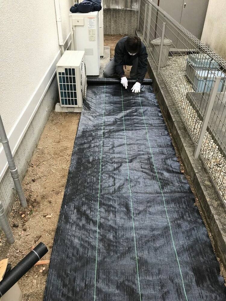 広島市安佐南区伴南K様邸 犬走りにシートを敷く作業