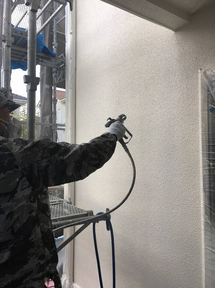 広島市安佐南区伴南K様邸 クリヤーのトップコートをスプレーで塗装する作業