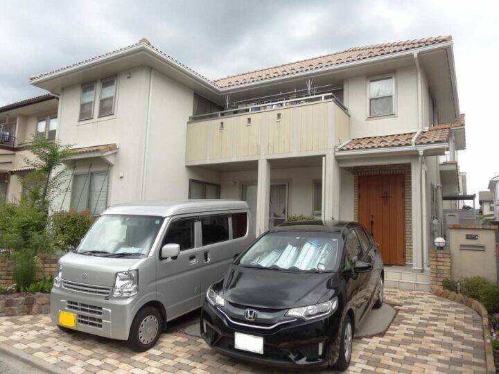 広島市安佐南区伴南K様邸 外壁塗装工事前の外観全体(リシン仕上げの外壁)