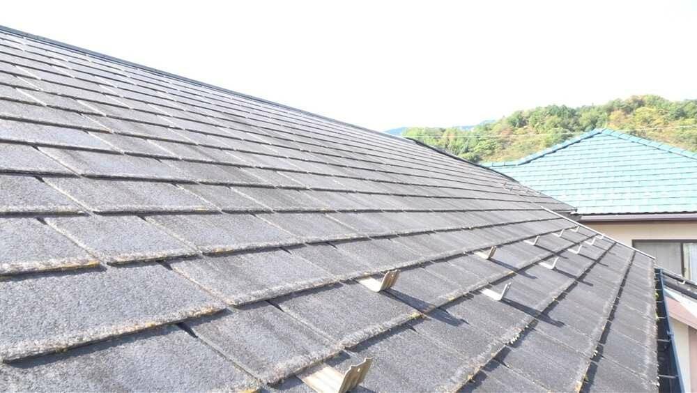 広島市安佐南区大塚西K様邸 施工前 色あせて苔が生えつつあるスレート屋根