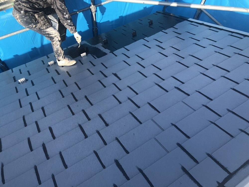 広島市安佐南区大塚西K様邸 遮熱型の下塗りの後の屋根塗装作業