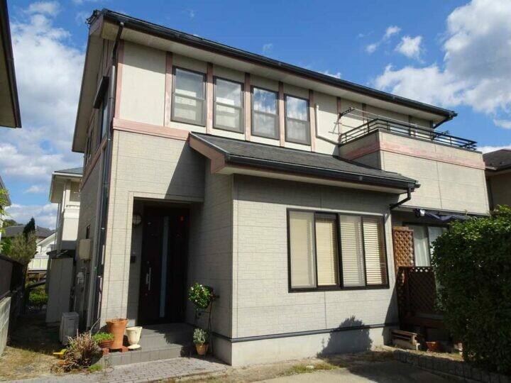 広島市安佐南区大塚西K様邸 外壁・屋根塗装工事前の外観全体(色あせたベージュ系の外壁)