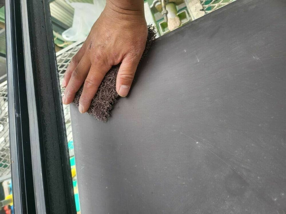 広島市安佐南区伴南K様邸 窓上の板金部のケレン作業