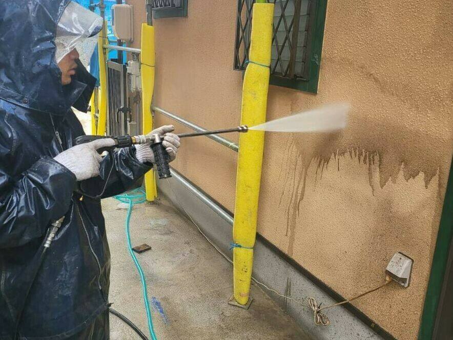広島市安佐南区伴南K様邸 バイオ洗剤噴霧後の高圧洗浄(死滅したカビが流れる様子)