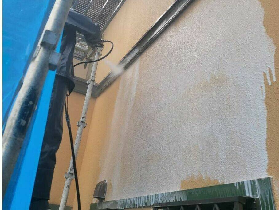 広島市安佐南区伴南K様邸 施工前 カビや藻が付いた外壁へのバイオ洗剤の噴霧