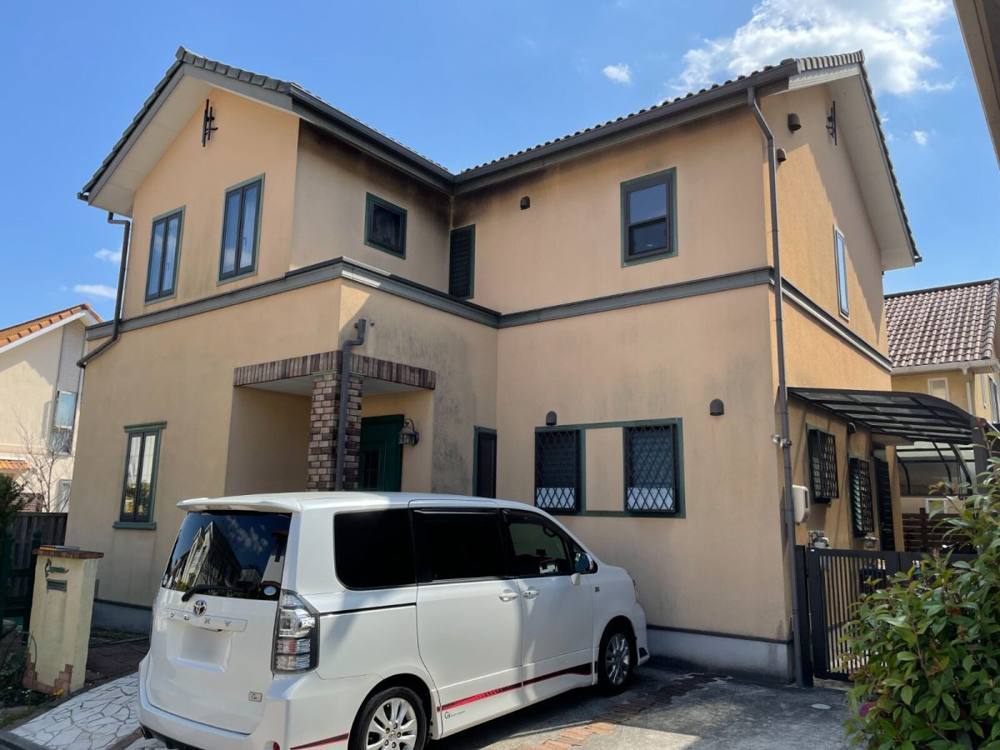 広島市安佐南区伴南K様邸 外壁塗装工事前の外観全体(黄色系の外壁)