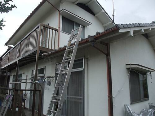 広島市安佐南区伴東M様邸 外壁塗装前の外観(白系の外壁と瓦屋根の2階建て、ベランダ側)