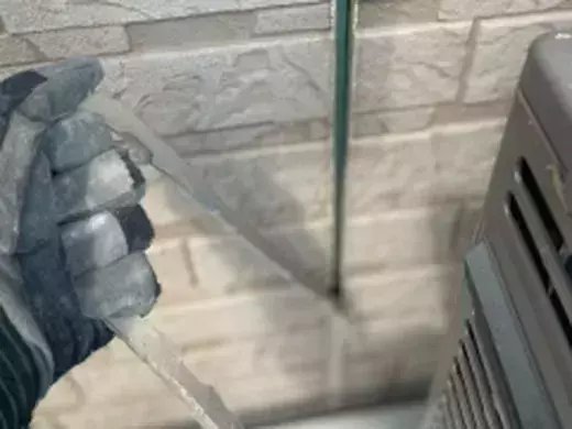 広島市安佐南区西原M様邸 劣化したシーリングを撤去している外壁目地