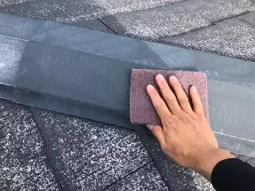 広島市安佐南区西原M様邸 屋根の棟板金のケレン作業