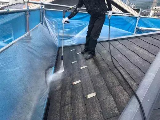 広島市安佐南区西原M様邸 屋根の高圧洗浄作業