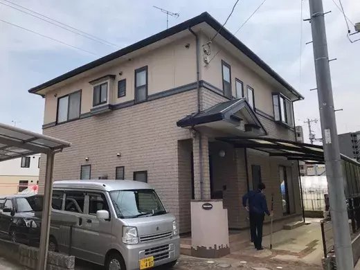 広島市安佐南区西原M様邸 外壁・屋根塗装工事前の外観全体(グレーベージュ系の外壁)