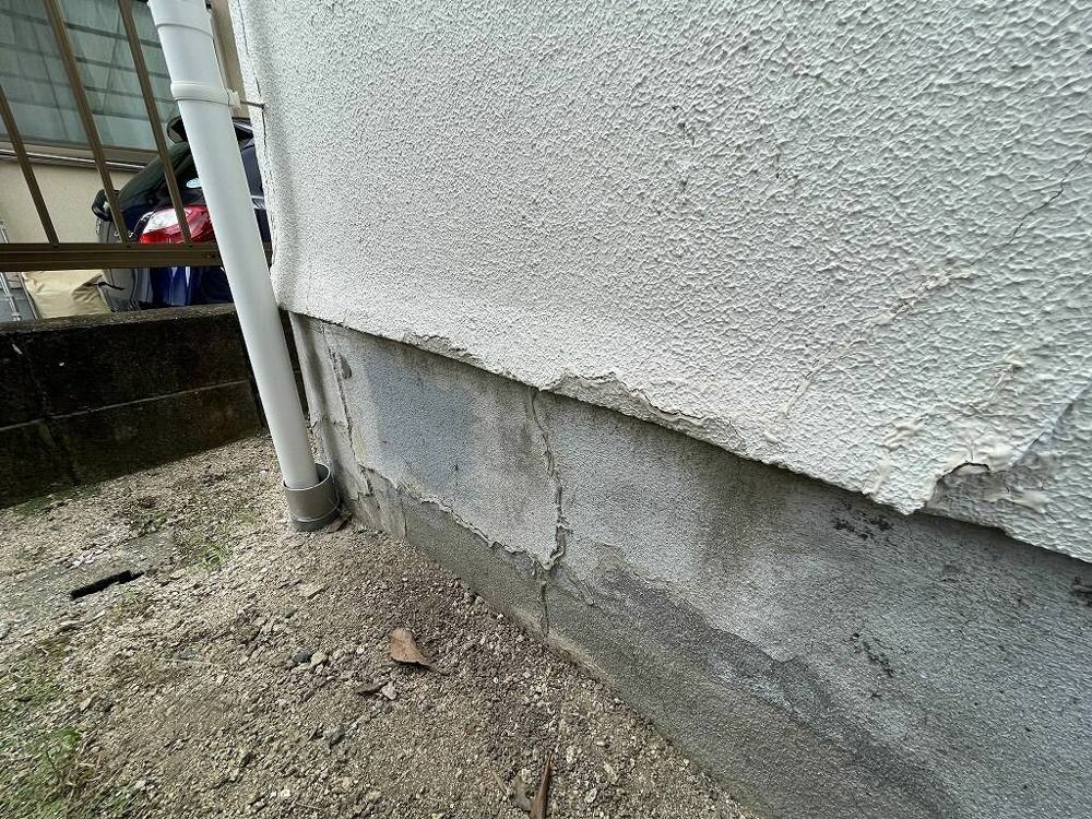 広島市安佐南区安東M様邸 施工前 外壁下部の端部が割れて欠けた状態