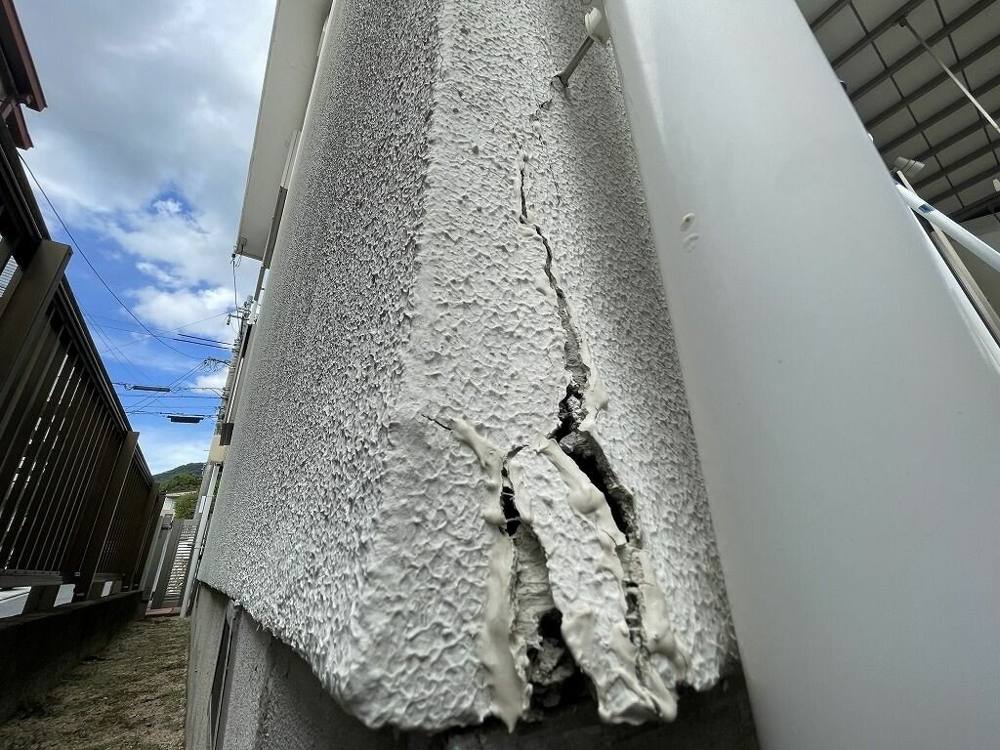 広島市安佐南区安東M様邸 施工前 浮き上がって崩れかけた外壁の出隅