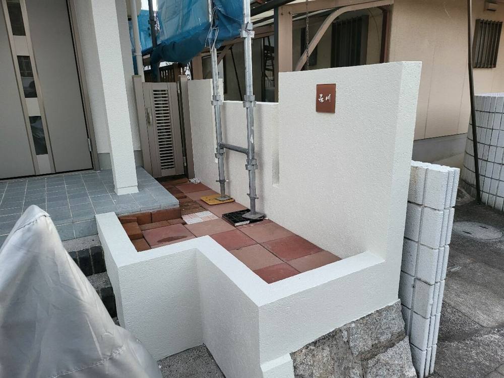 広島市安佐南区安東M様邸 塗装が完了した玄関まわりの外構