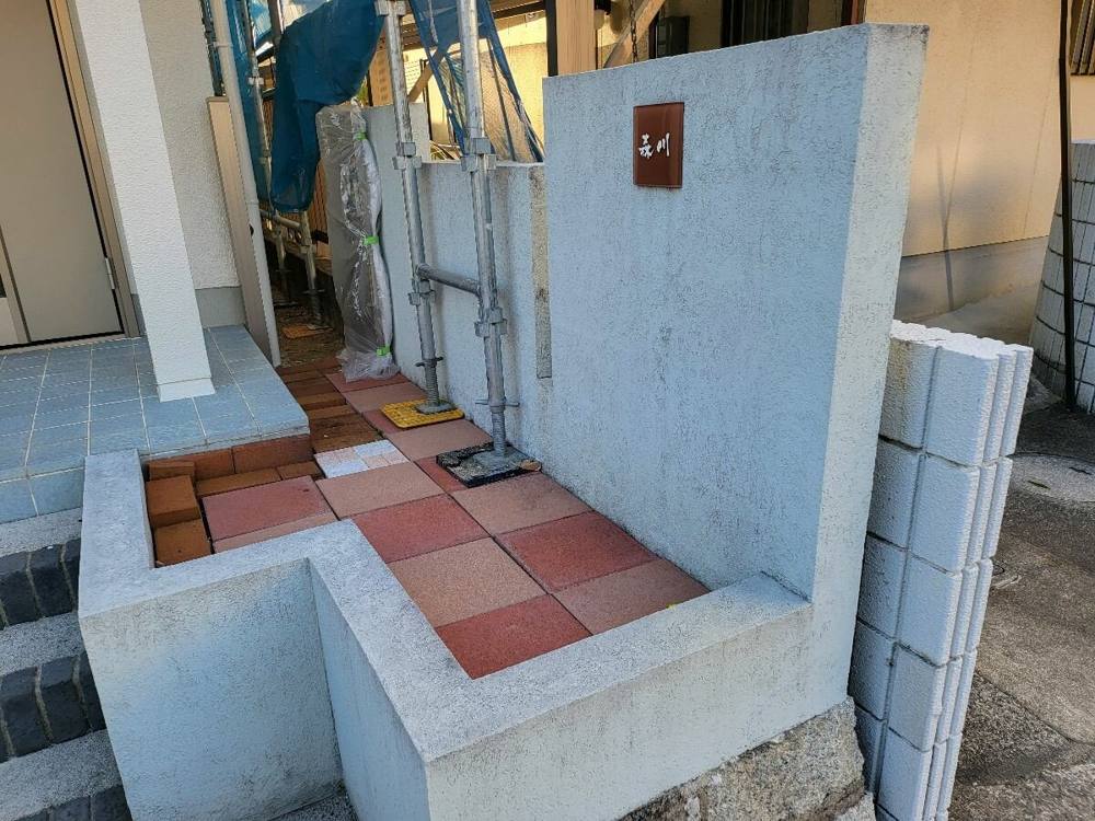 広島市安佐南区安東M様邸 施工前 玄関まわりの外構の塀と花壇