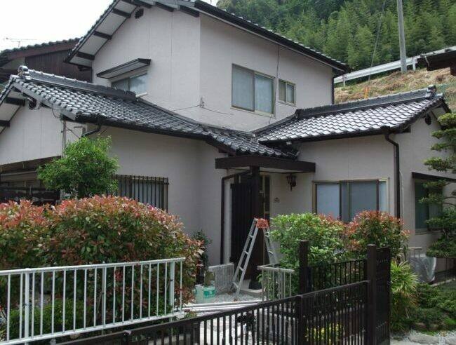 広島市安佐南区N様邸 外壁塗装後の外観（ベージュ系の外壁と瓦屋根の2階建て）