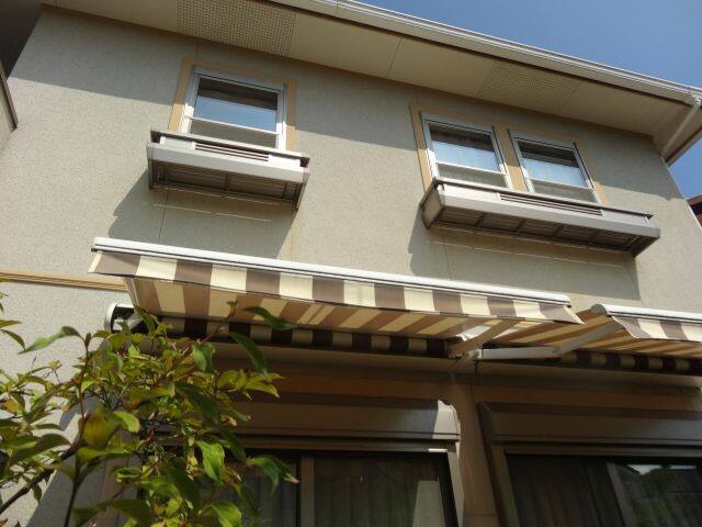 広島市安佐南区伴南N様邸 施工前 窓の下に付いていたフラワーボックスとオーニング