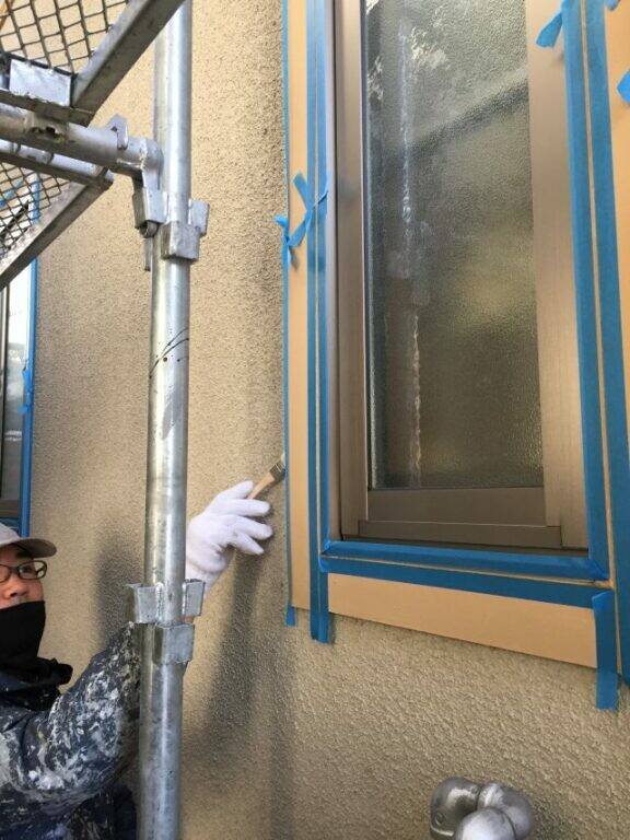 広島市安佐南区伴南N様邸 傷みのない窓まわりの化粧枠を養生して防水加工する作業