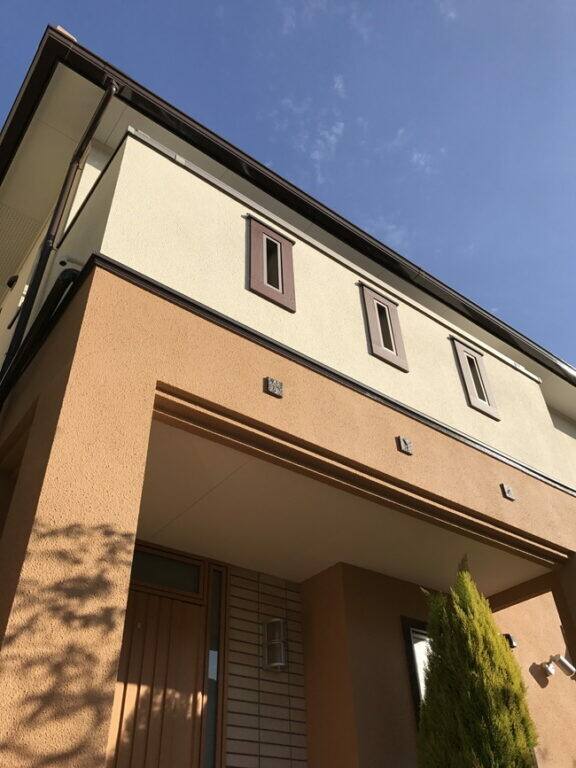 広島市安佐南区伴南N様邸 施工後 見上げた外壁と交換した化粧枠