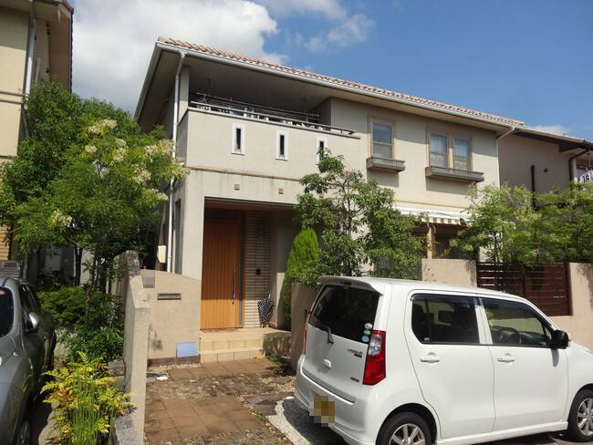 広島市安佐南区伴南N様邸 外壁塗装工事前の外観全体（色あせたリシン仕上げの外壁）