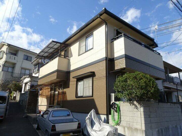 広島市安佐南区長塚N様邸 外壁塗装工事後の外観全体（2階が明るいツートンカラーの外壁）