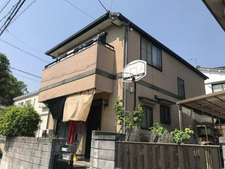 広島市安佐南区長塚N様邸 外壁塗装工事前の外観全体（全体的に色あせた茶系の外壁）
