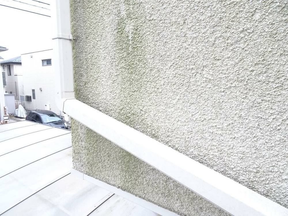 広島市安佐南区伴南N様邸 施工前 カーポートの上の外壁に発生した藻