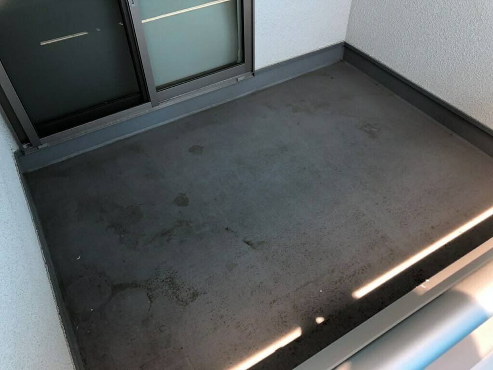 広島市安佐南区伴南N様邸 施工前 汚れが目立つFRP防水のベランダ床