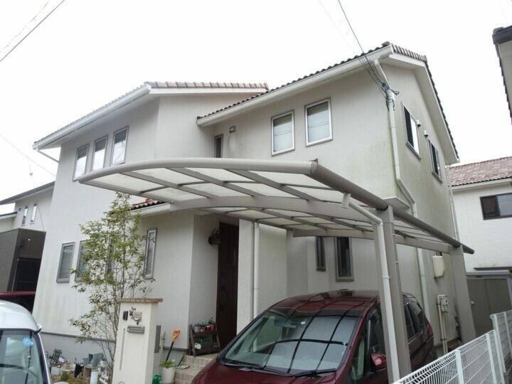 広島市安佐南区伴南N様邸 外壁塗装工事前の外観全体(白系のスタッコ外壁)