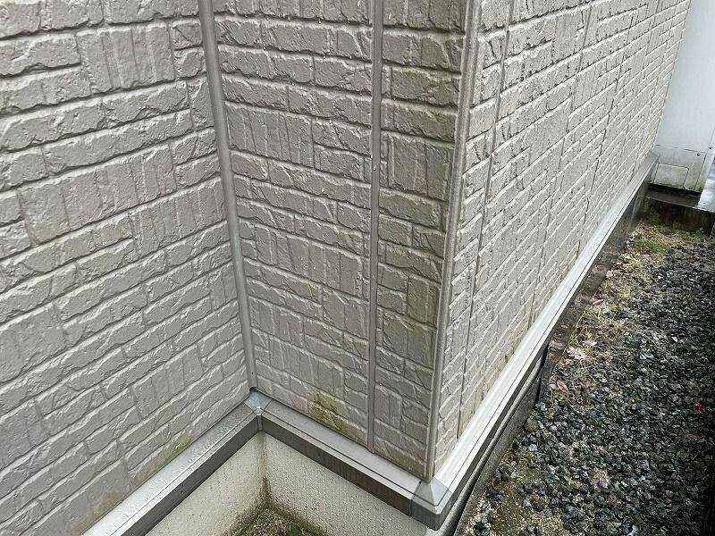 広島市安佐南区O様邸 施工前 入隅の足元に藻が発生したレンガ調の外壁