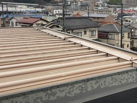 広島市安佐南区O様邸 施工前 塗膜が劣化し下塗りが見え始めた金属屋根