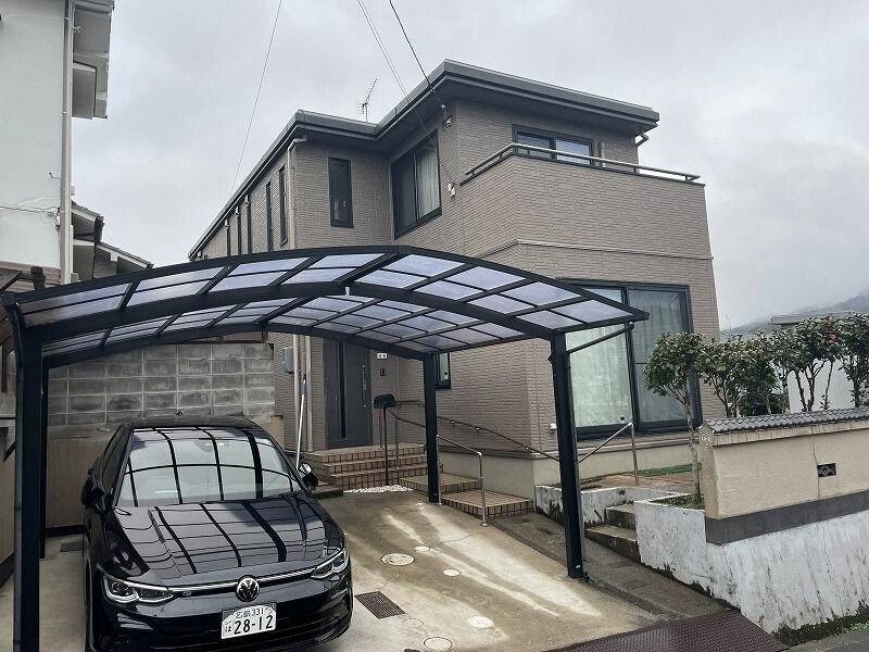 広島市安佐南区O様邸 外壁・屋根塗装工事前の外観全体とカーポート