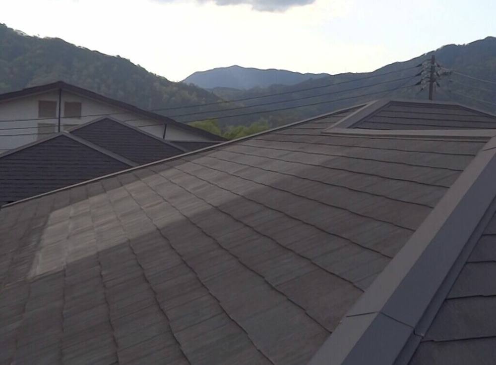 広島市安佐南区伴南S様邸 施工前 色あせと塗膜のはがれが見られるスレート屋根