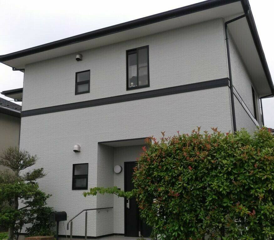 広島市安佐南区伴南S様邸 施工後の外観全体(アイボリーグレーの外壁)