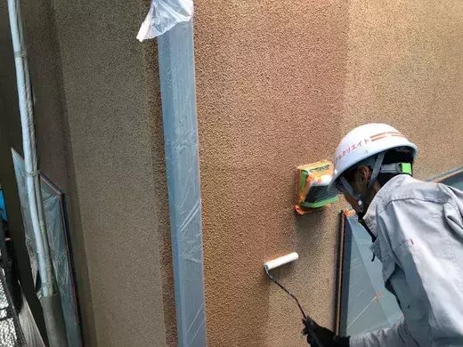 広島市安佐南区伴南T様邸 外壁への下地強化シーラーの塗布