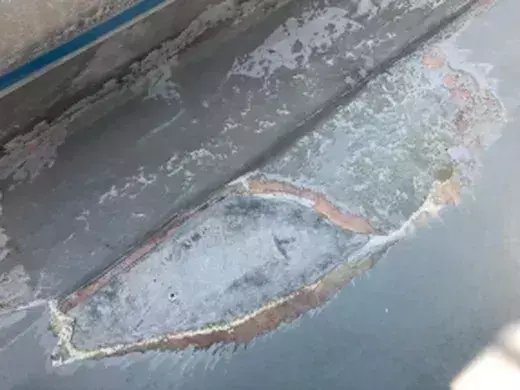 広島市安佐南区伴南T様邸 浮いた部分を剥離して目荒らししたベランダ床