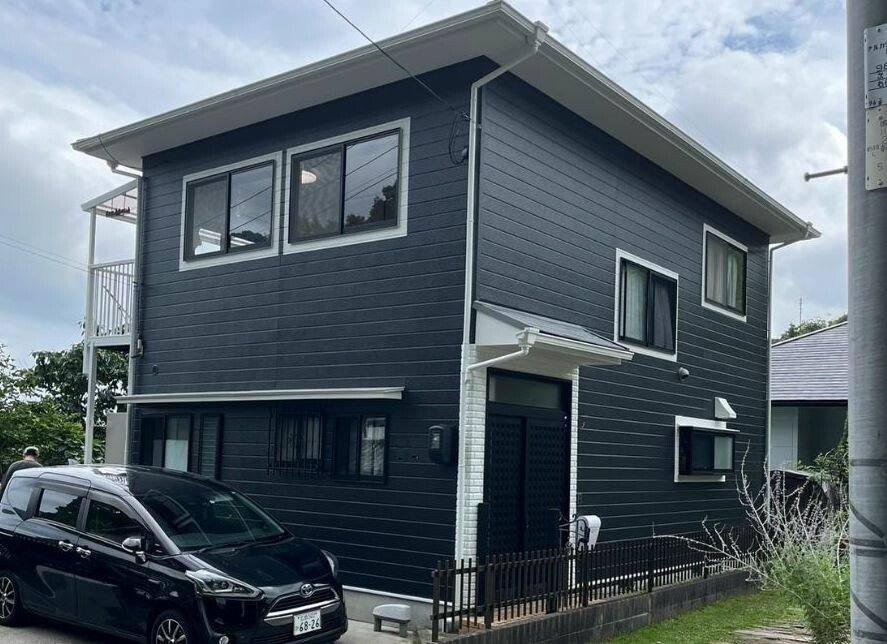 廿日市市大野A様邸 外壁・屋根塗装工事後の外観全体(濃紺系の外壁と白の窓枠)
