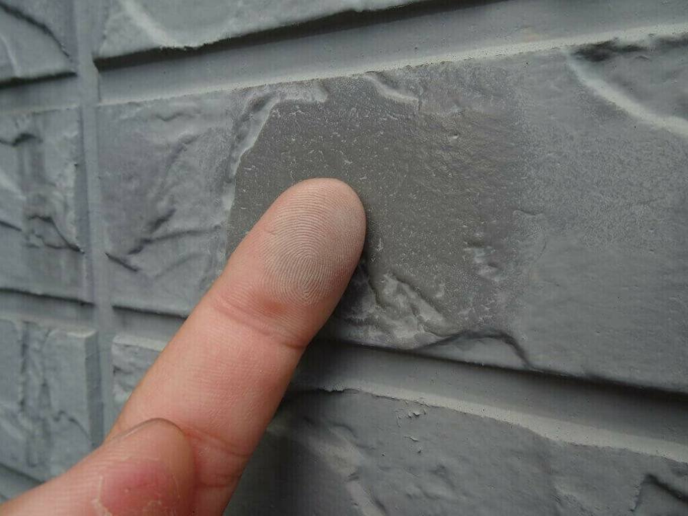 廿日市市平良H様邸 施工前 指に白い粉が付くチョーキングが出た外壁