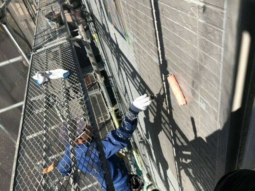廿日市市平良H様邸 外壁へのエポキシシーラーの下塗り