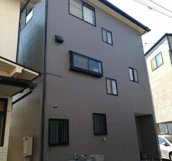 廿日市市平良H様邸 外壁・屋根塗装工事後の外観全体（茶色がかったグレーの外壁）