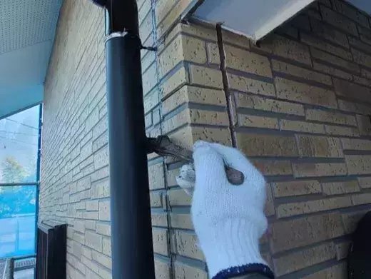 廿日市市前空H様邸 竪樋の塗装作業