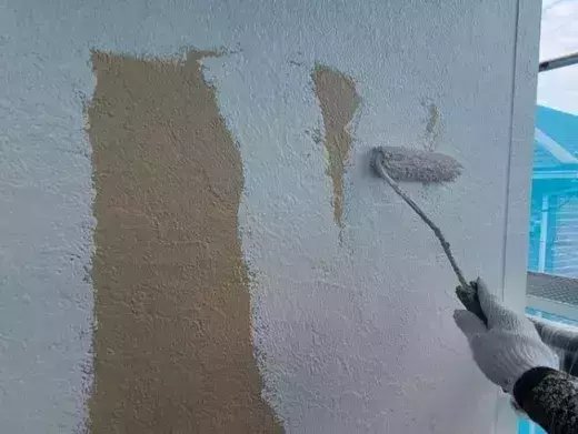 廿日市市前空H様邸 外壁の中塗り作業