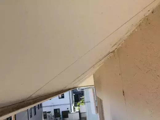 廿日市市前空H様邸 施工前 汚れやシミが見られる軒天井