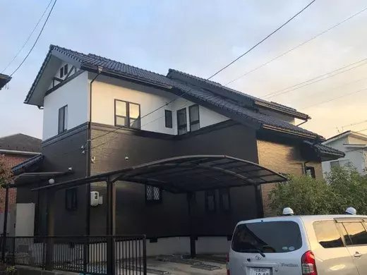 廿日市市前空H様邸 外壁塗装工事後の外観全体(白系と濃茶の2色塗り分け)